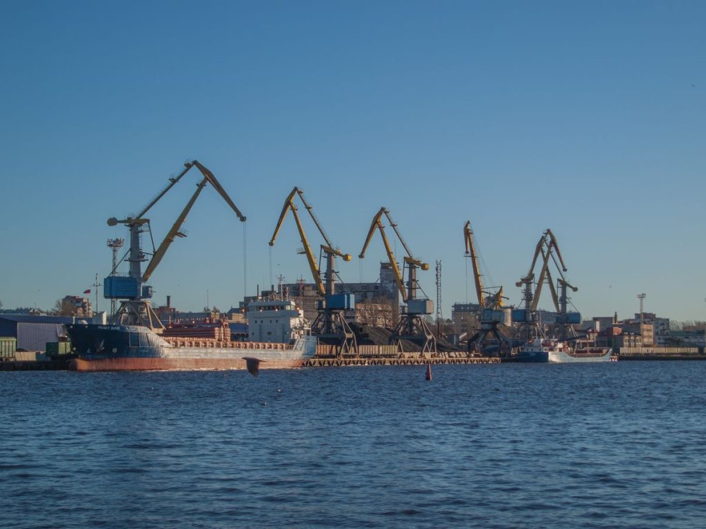 Navio cargueiro e guindastes em estaleiro industrial portuário