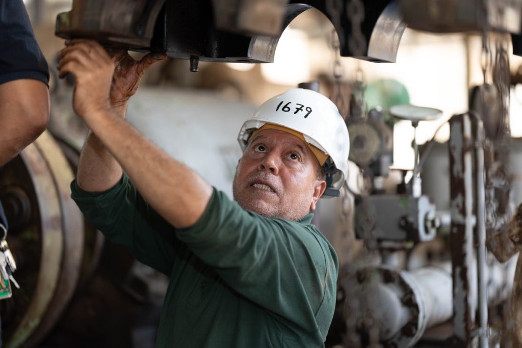 Técnico realizando manutenção preventiva em equipamento industrial