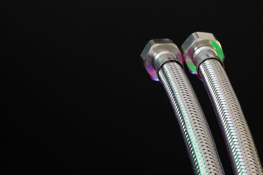 Tubo flexível em aço inox com malha trançada e conexões industriais